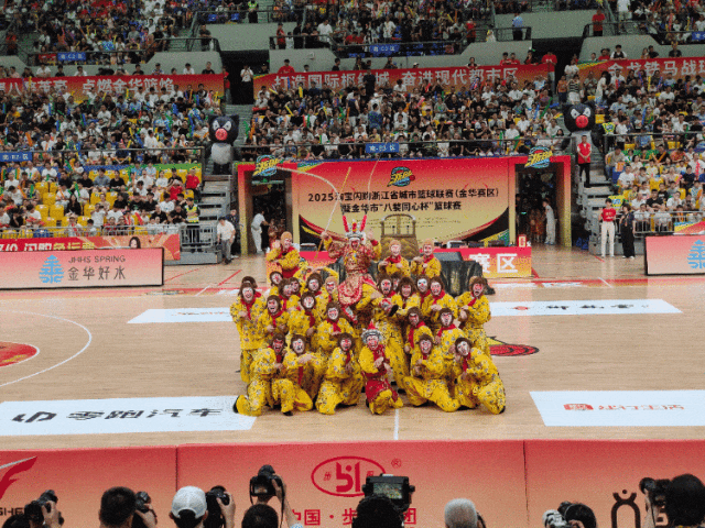 包含场面火爆！CBA观众席沸腾不已的词条