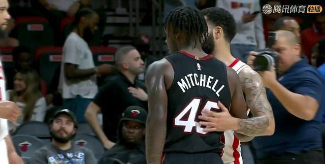 热火碾压福建队，范弗利特扛起全队