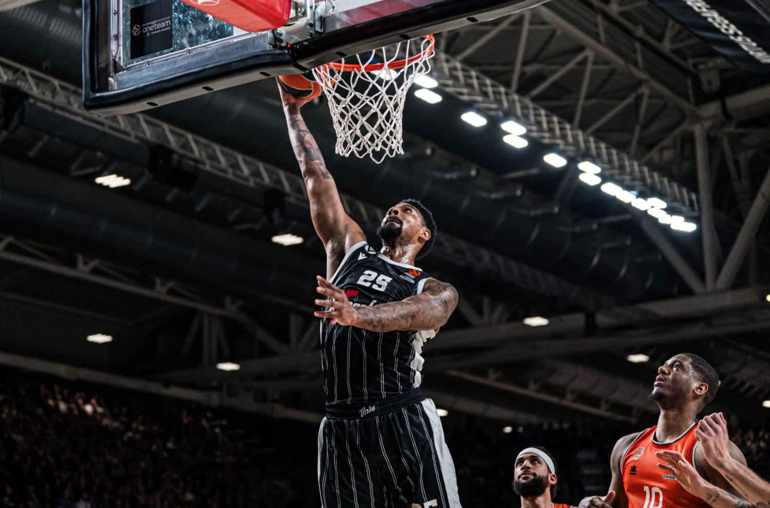 湖人翻盘青岛队，利拉德点燃赛场