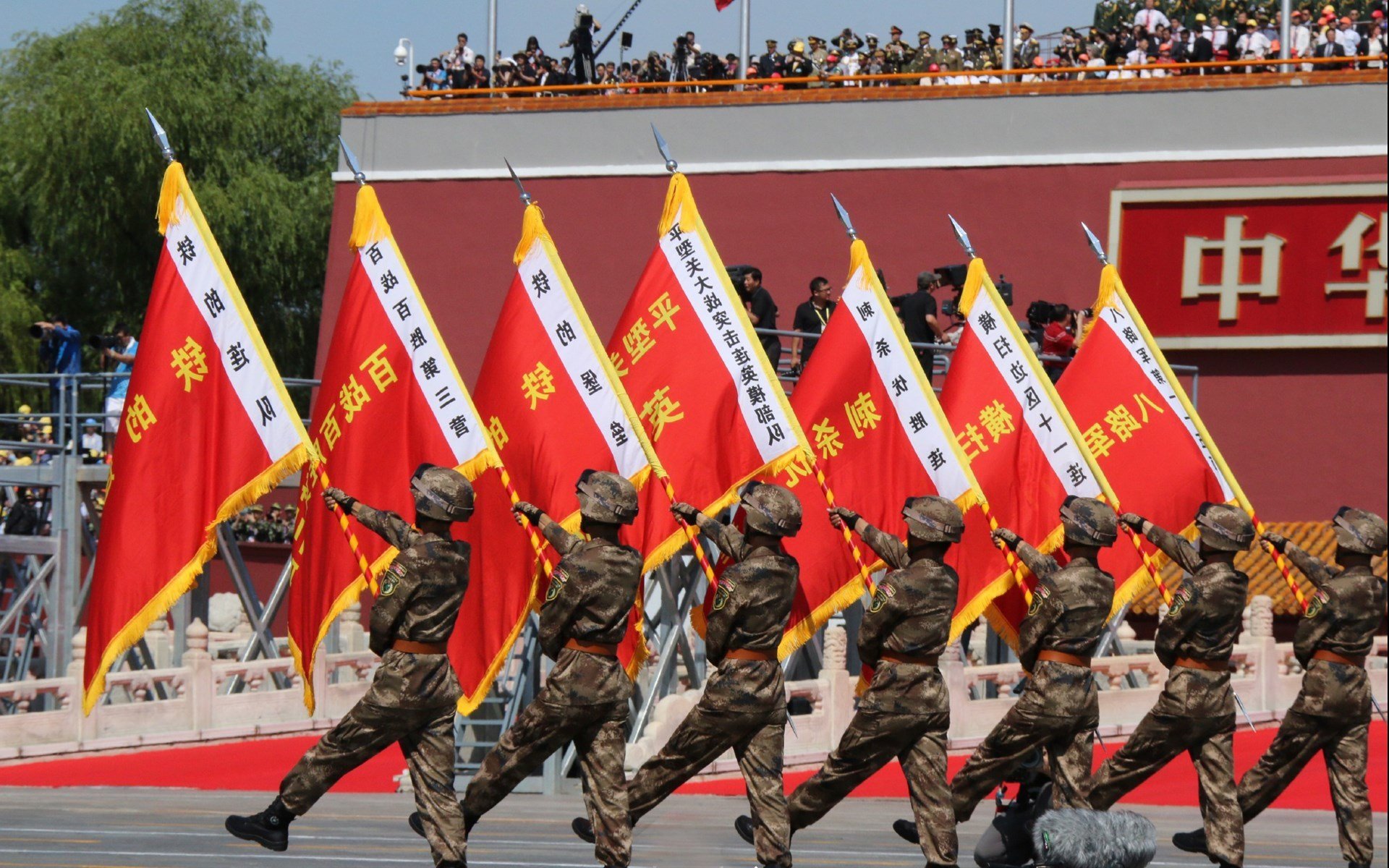 足球周末双城记，厄瓜多尔神塔碾压皇家社会，维尼修斯亚平宁之夜展魔法